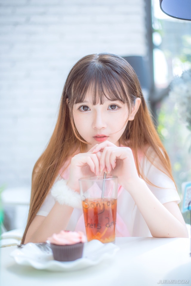 我愿意在父亲母亲丈夫的生命圆环里做最后离世的一个，如果我先去了，而将这份我已尝过的苦杯留给世上的父母，那么我是死不瞑目的，因为我已明白了爱，而我的爱有多深，我的牵挂和不舍便有多长。——三毛《梦里花落知多少》